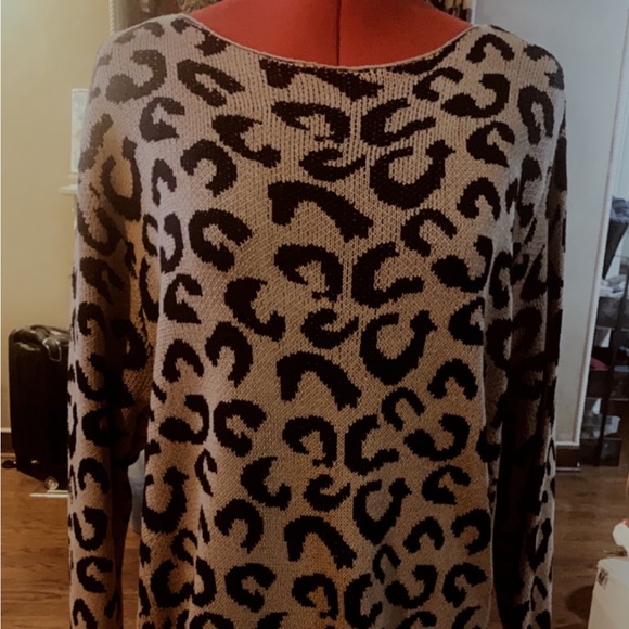 New: Beautiful Dolman Sweater from Vintage Leopard - Picture 1 of 3